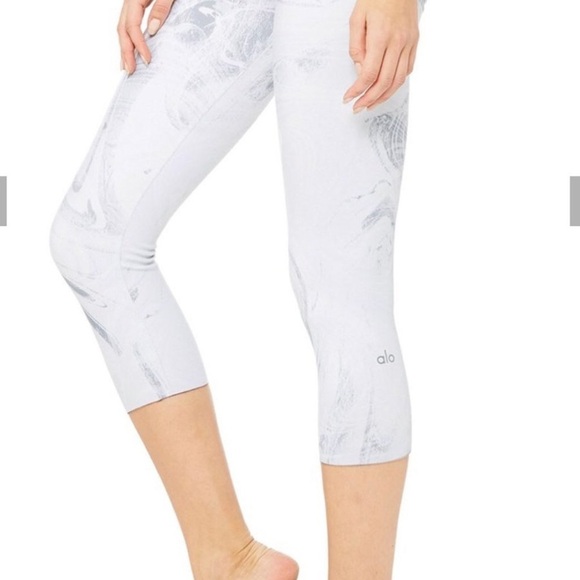 🆕 ALO yoga Airbrush Capri leggings SIZE SMALL - Picture 2 of 7